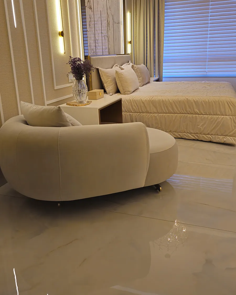 Suíte com painel de cabeceira, gesso e porcelanato