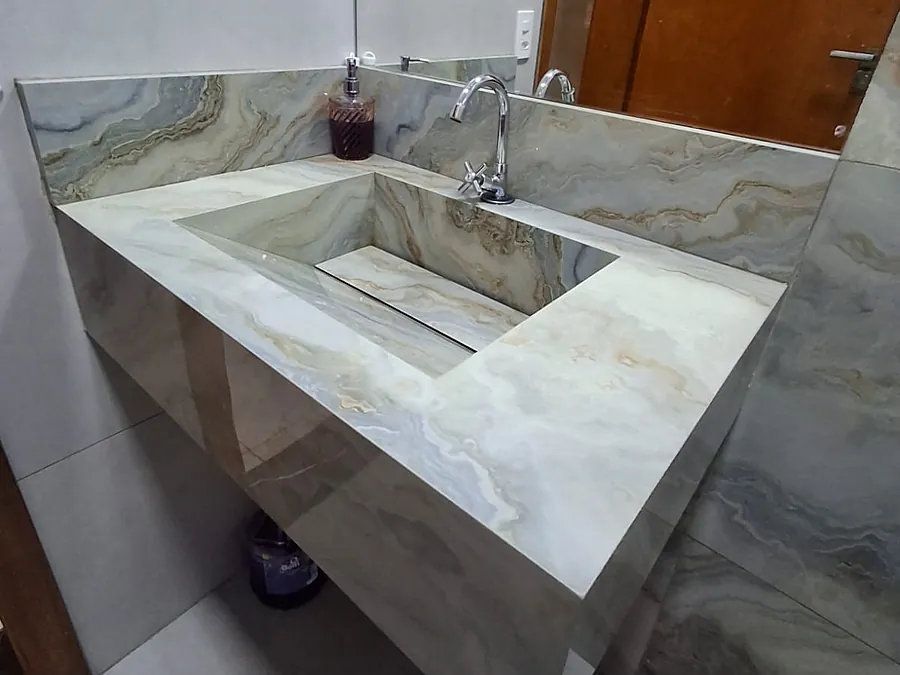 Cuba esculpida no porcelanato, com a bancada no mesmo veio